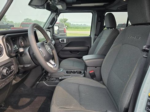Used 2024 Jeep Wrangler Unlimited Sahara AWD/4WD image 11