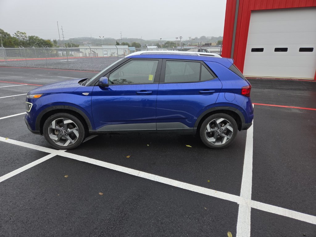 Certified 2022 Hyundai Venue Limited w/ Cargo Package FWD image 12