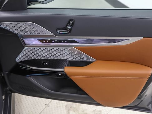 Used 2026 BMW 750e xDrive image 28