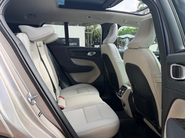 Certified 2024 Volvo XC40 B5 Plus AWD/4WD image 17