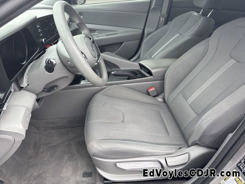 Used 2023 Hyundai Elantra SE image 11