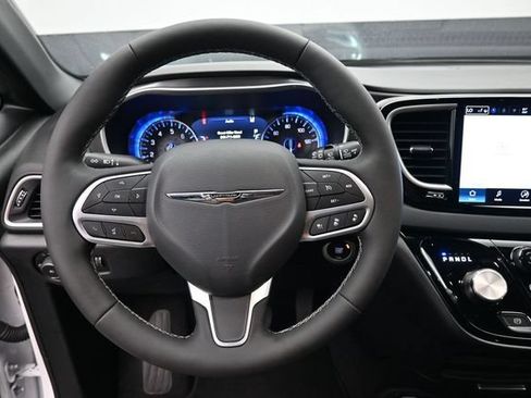 Used 2026 Chrysler Pacifica Select FWD image 12