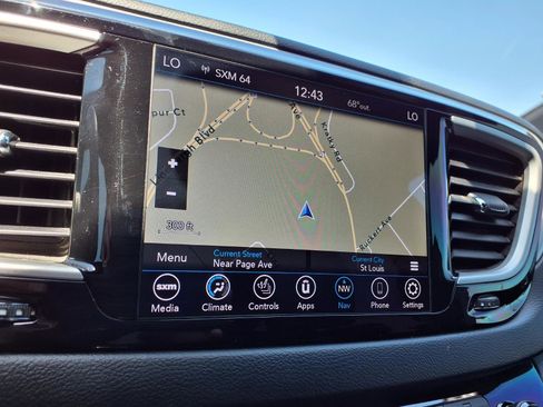 Used 2020 Chrysler Pacifica Touring-L Plus w/ S Appearance Package FWD image 5