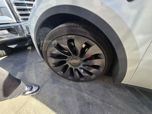 Used 2021 Tesla Model Y Performance image 17