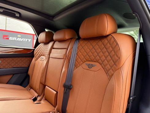 Used 2021 Bentley Bentayga V8 image 20