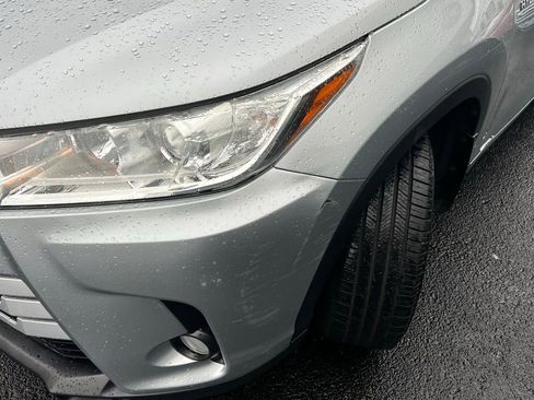 Used 2017 Toyota Highlander XLE AWD/4WD image 3