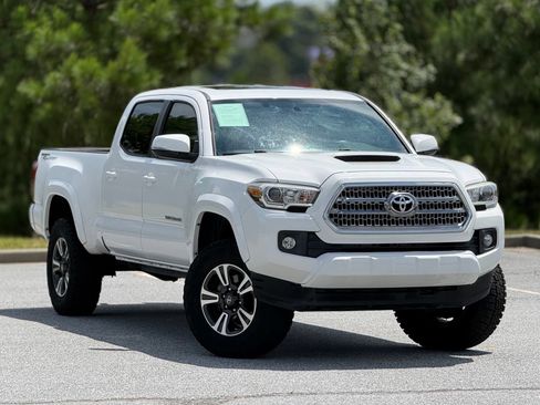 Used 2017 Toyota Tacoma TRD Sport w/ Premium & Technology Package RWD image 13