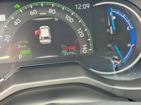 Used 2025 Toyota RAV4 LE image 39