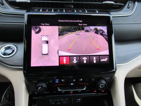 Certified 2025 Jeep Grand Cherokee Limited w/ Luxury Tech Group II AWD/4WD image 31