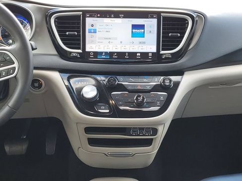 Used 2023 Chrysler Pacifica Touring-L FWD image 32