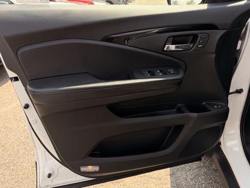 Used 2019 Honda Pilot Touring image 9