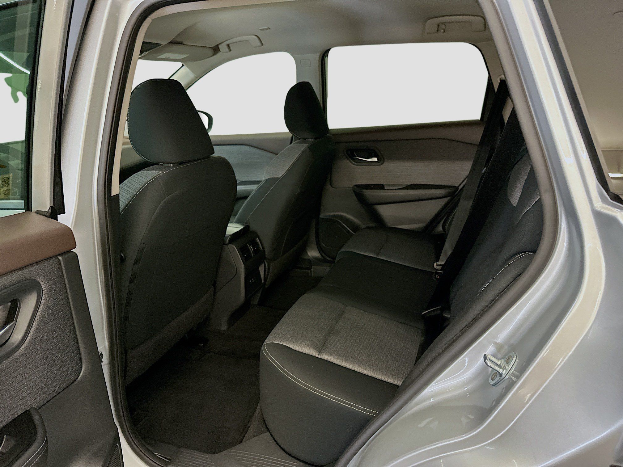 Used 2023 Nissan Rogue SV AWD/4WD image 28