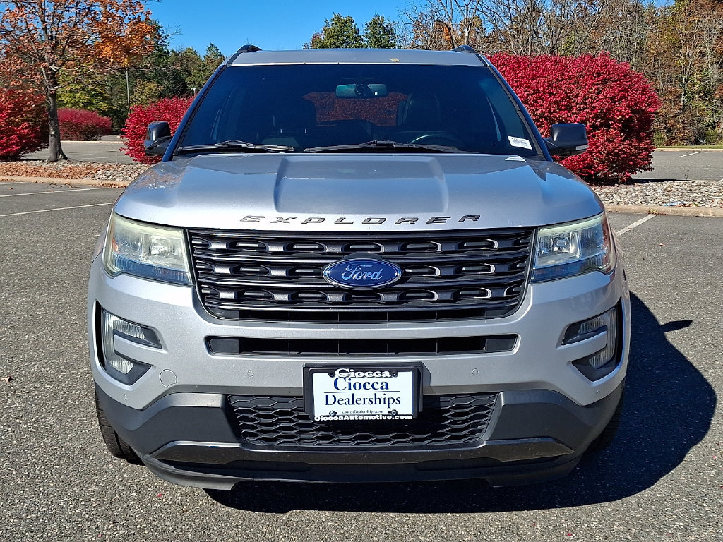 Used 2017 Ford Explorer XLT w/ Equipment Group 202A AWD/4WD image 5