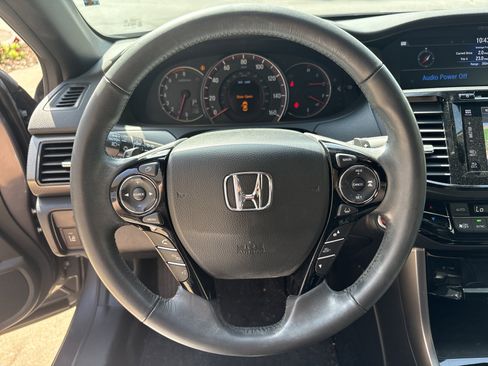 Used 2017 Honda Accord Touring image 18