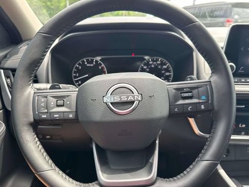 Used 2025 Nissan Rogue SV FWD image 28