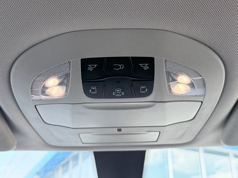 Used 2022 Chrysler Voyager LX FWD image 16