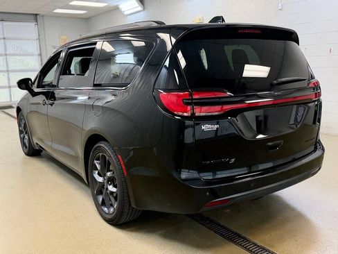Used 2025 Chrysler Pacifica Limited FWD image 7
