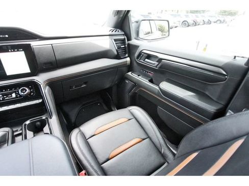 Used 2024 GMC Sierra 1500 AT4 w/ Technology Package AWD/4WD image 9