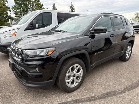 Used 2025 Jeep Compass Latitude AWD/4WD image 3