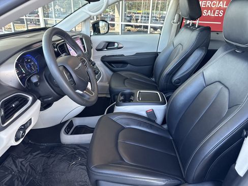 Used 2024 Chrysler Pacifica Touring-L image 16