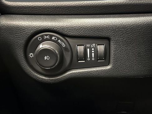 Used 2025 Chrysler Pacifica Limited image 25