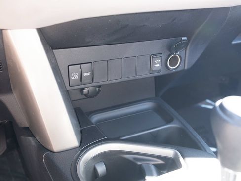 Used 2017 Toyota RAV4 XLE AWD/4WD image 5