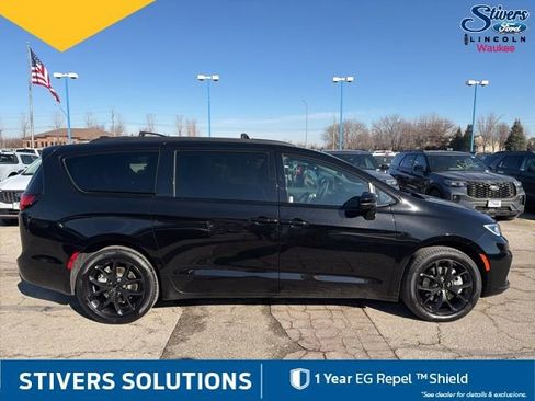 Used 2024 Chrysler Pacifica Touring-L w/ S Appearance Package image 4