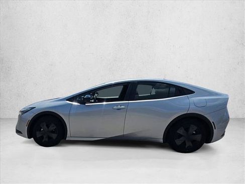 Used 2025 Toyota Prius LE FWD image 4