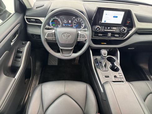 Used 2024 Toyota Highlander XLE FWD image 26