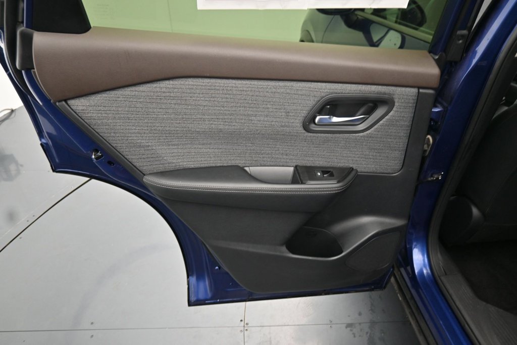 Used 2023 Nissan Rogue SV AWD/4WD image 17