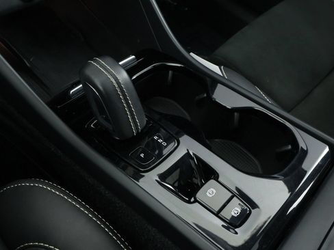 Certified 2022 Volvo XC40 T5 R-Design w/ Advanced Package AWD/4WD image 15