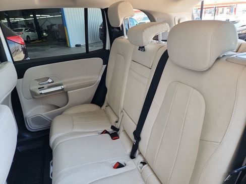 Used 2022 Mercedes-Benz GLB 250 w/ Premium Package Lite image 41