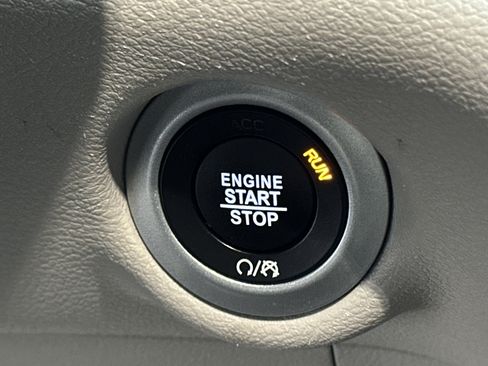 Used 2024 Chrysler Pacifica Touring-L image 28