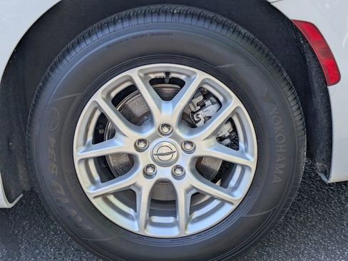 Used 2024 Chrysler Pacifica Touring-L FWD image 12