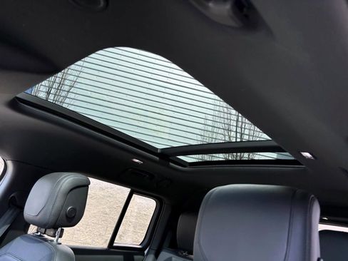 Used 2023 Land Rover Defender 130 X-Dynamic SE image 21