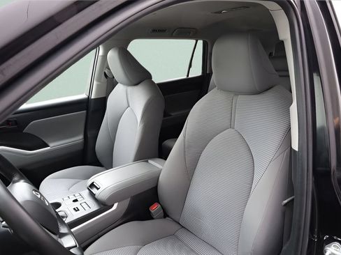 Used 2023 Toyota Highlander LE AWD/4WD image 19
