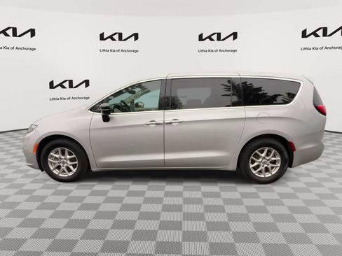 Used 2024 Chrysler Pacifica Touring-L FWD image 7