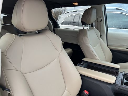 Used 2023 Toyota Sienna XLE image 35