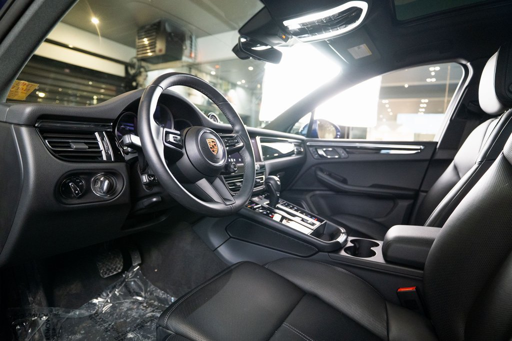 Certified 2025 Porsche Macan AWD/4WD image 4