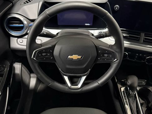 Certified 2025 Chevrolet Trax LT w/ LT Convenience Package image 17