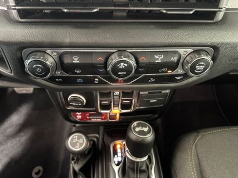 Used 2024 Jeep Wrangler Unlimited image 23