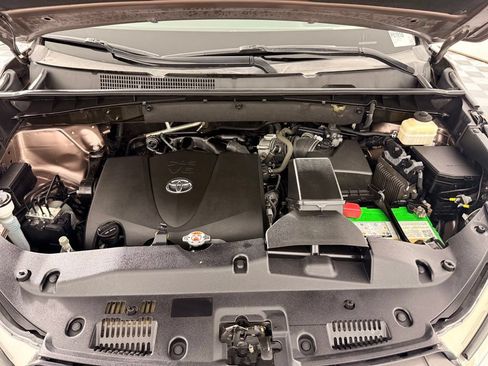 Used 2018 Toyota Highlander XLE AWD/4WD image 35