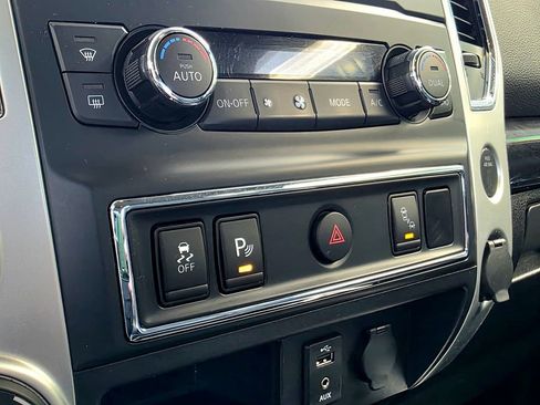 Used 2018 Nissan Titan SV w/ SV Convenience Package AWD/4WD image 21