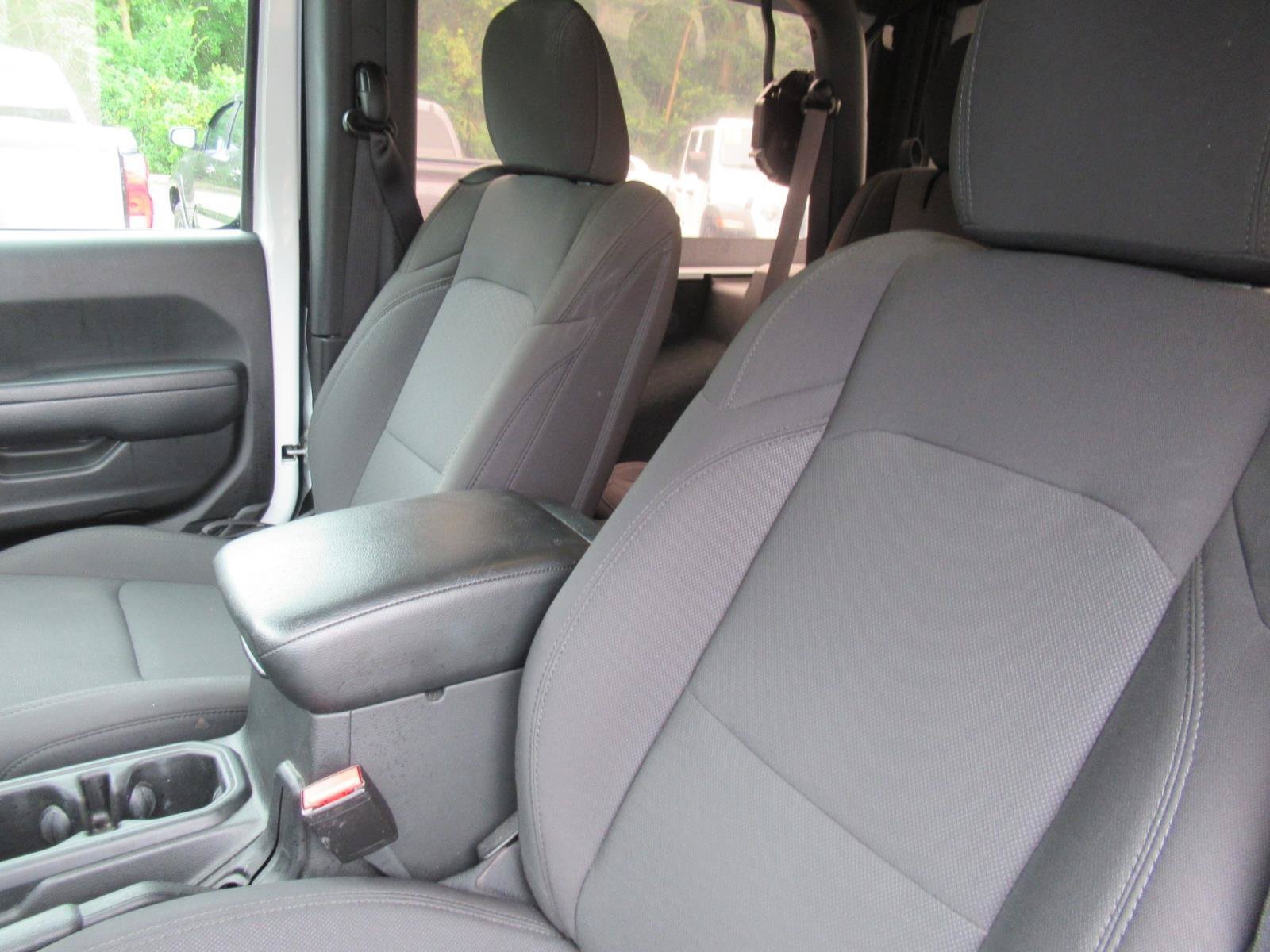 Used 2022 Jeep Wrangler Sport AWD/4WD image 18