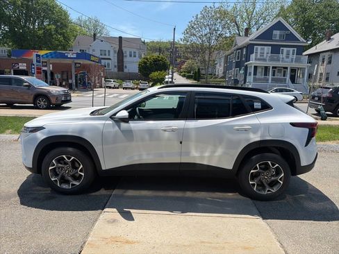 New 2026 Chevrolet Trax LT w/ LT Convenience Package FWD image 2