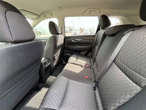 Used 2018 Nissan Rogue SV image 10