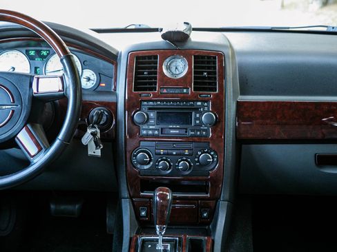 Used 2005 Chrysler 300 Touring image 22