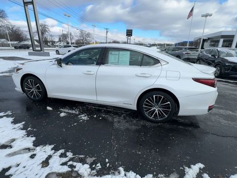Used 2022 Lexus ES 300h w/ Premium Package image 6