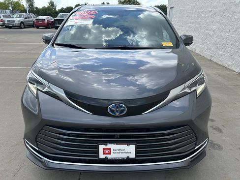 Certified 2025 Toyota Sienna Platinum AWD/4WD image 2
