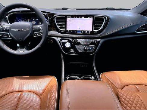 Used 2023 Chrysler Pacifica Pinnacle FWD image 16